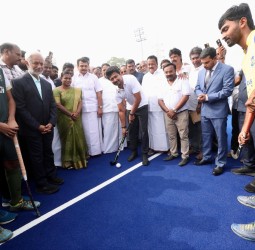 சர்வதேச தரத்திலான ஆக்கி மைதானம்