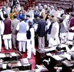 பார்லிமெண்டில் எதிர்க்கட்சிகள் கடும் அமளி: காங்கிரஸ் மன்னிப்பு கேட்க பாஜக வலியுறுத்தல்