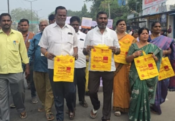 மஞ்சப்பை கொடுத்து, பிளாஸ்டிக் ஒழிப்பு விழிப்புணர்வு