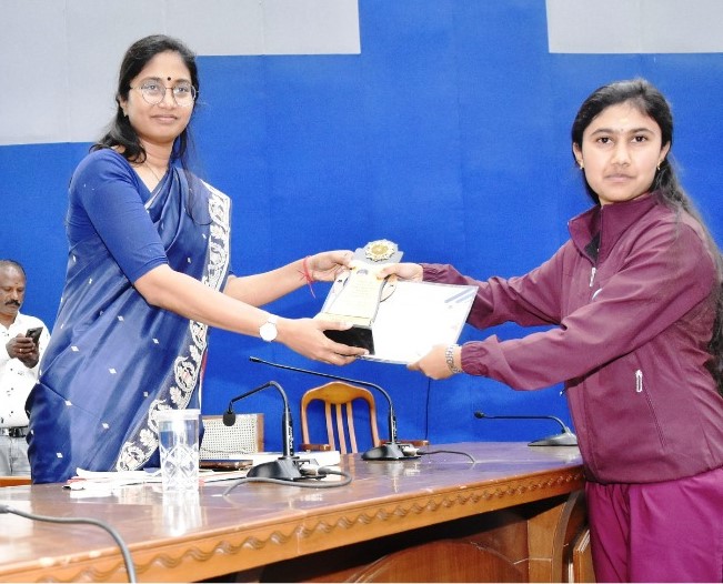 மாணவ, மாணவிகளுக்கு நடத்தப்பட்ட நல்லோசை - களமாடுதல் போட்டி