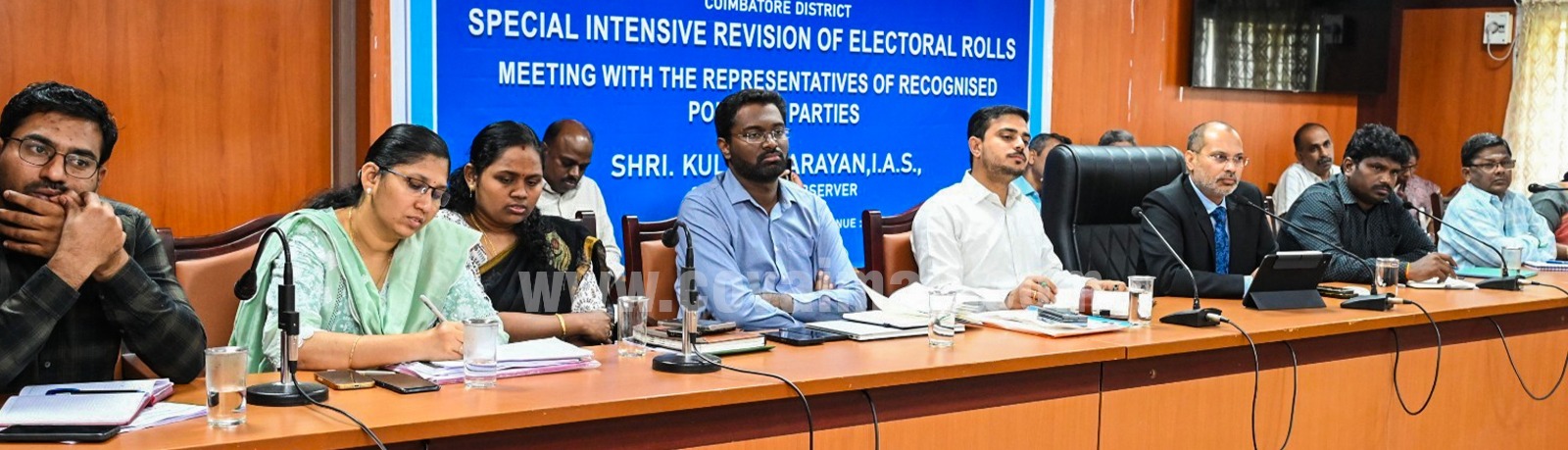 அங்கீகரிக்கப்பட்ட அரசியல் கட்சி பிரமுகர்களுடன் வாக்காளர் பட்டியல் தொடர்பாக ஆய்வு