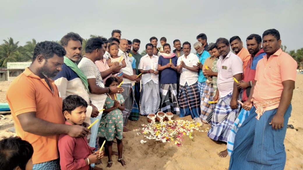 மெழுகுவர்த்தி ஏந்தியும், கடலில் பால் ஊற்றியும் மீனவ மக்கள் அஞ்சலி