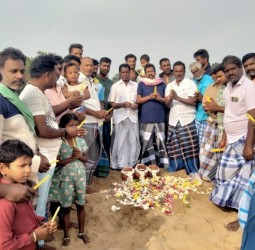 மெழுகுவர்த்தி ஏந்தியும், கடலில் பால் ஊற்றியும் மீனவ மக்கள் அஞ்சலி