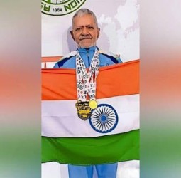 சாதித்து காட்ட வயது ஒரு தடை அல்ல! இந்தியாவுக்காக தங்கம் வென்ற முதியவர்