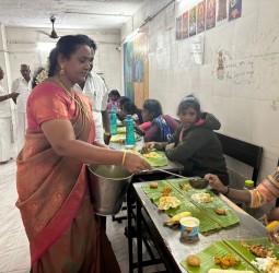 தினகரன் பிறந்தநாளையொட்டி திருவள்ளூர் குருகுலம் மாணவிகளுக்கு மதிய உணவு