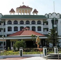 ராஜராஜ சோழன் அடக்கம் செய்யப்பட்ட இடத்தில் மணிமண்டபம் கட்ட அனுமதி கோரிய மனு முடித்துவைப்பு