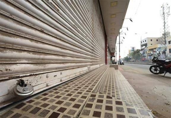 திட்டக்குடி நகராட்சி நிர்வாகத்தை கண்டித்து வியாபாரிகள் கடையடைப்பு போராட்டம் நடந்தது.