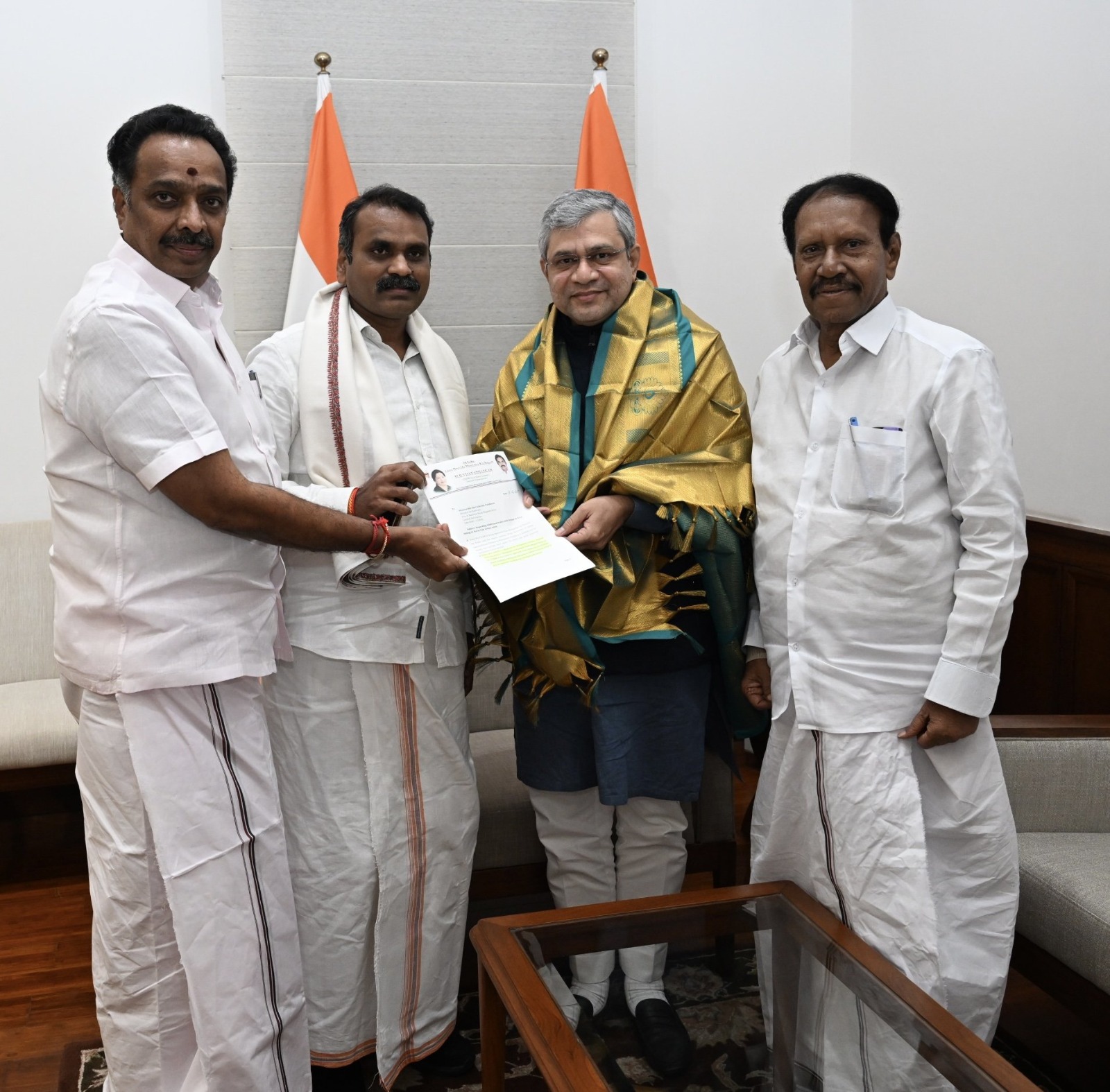 புதிய ரயில்கள் இயக்க வேண்டி ரயில்வே அமைச்சரிடம் அதிமுக முன்னாள் அமைச்சர் எம்ஆர் விஜயபாஸ்கர் கோரிக்கை