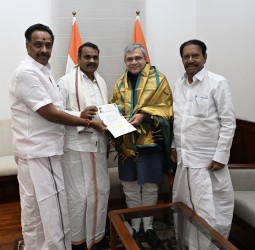 புதிய ரயில்கள் இயக்க வேண்டி ரயில்வே அமைச்சரிடம் அதிமுக முன்னாள் அமைச்சர் எம்ஆர் விஜயபாஸ்கர் கோரிக்கை