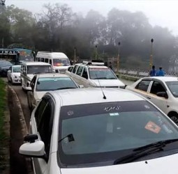 கொடைக்கானலில் குவியும் சுற்றுலா பயணிகள்.. 5 கி.மீ.க்கு அணிவகுத்து நிற்கும் வாகனங்கள்