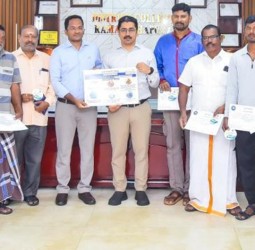 ஆமைகளை மீண்டும்கடலில் விட்ட மீனவர்களுக்கு பாராட்டுச் சான்றிதழ்