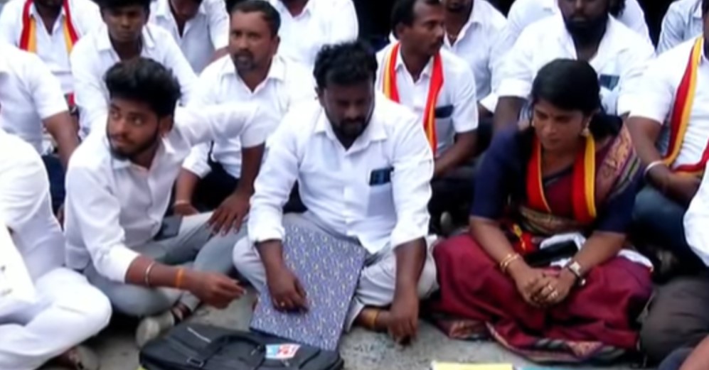 அஜிதா, தனது ஆதரவாளர்களுடன் பனையூரில் தவெக அலுவலகத்தில் தர்ணா