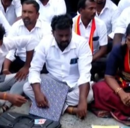 அஜிதா, தனது ஆதரவாளர்களுடன் பனையூரில் தவெக அலுவலகத்தில் தர்ணா