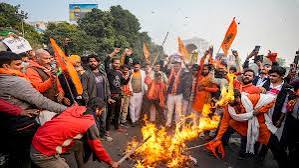 கா்பி ஆங்லாங் மாவட்டத்தில் பதற்றமான சூழல் நீடிப்பதால் ராணுவத்தினா் குவிக்கப்பட்டுள்ளனா்.