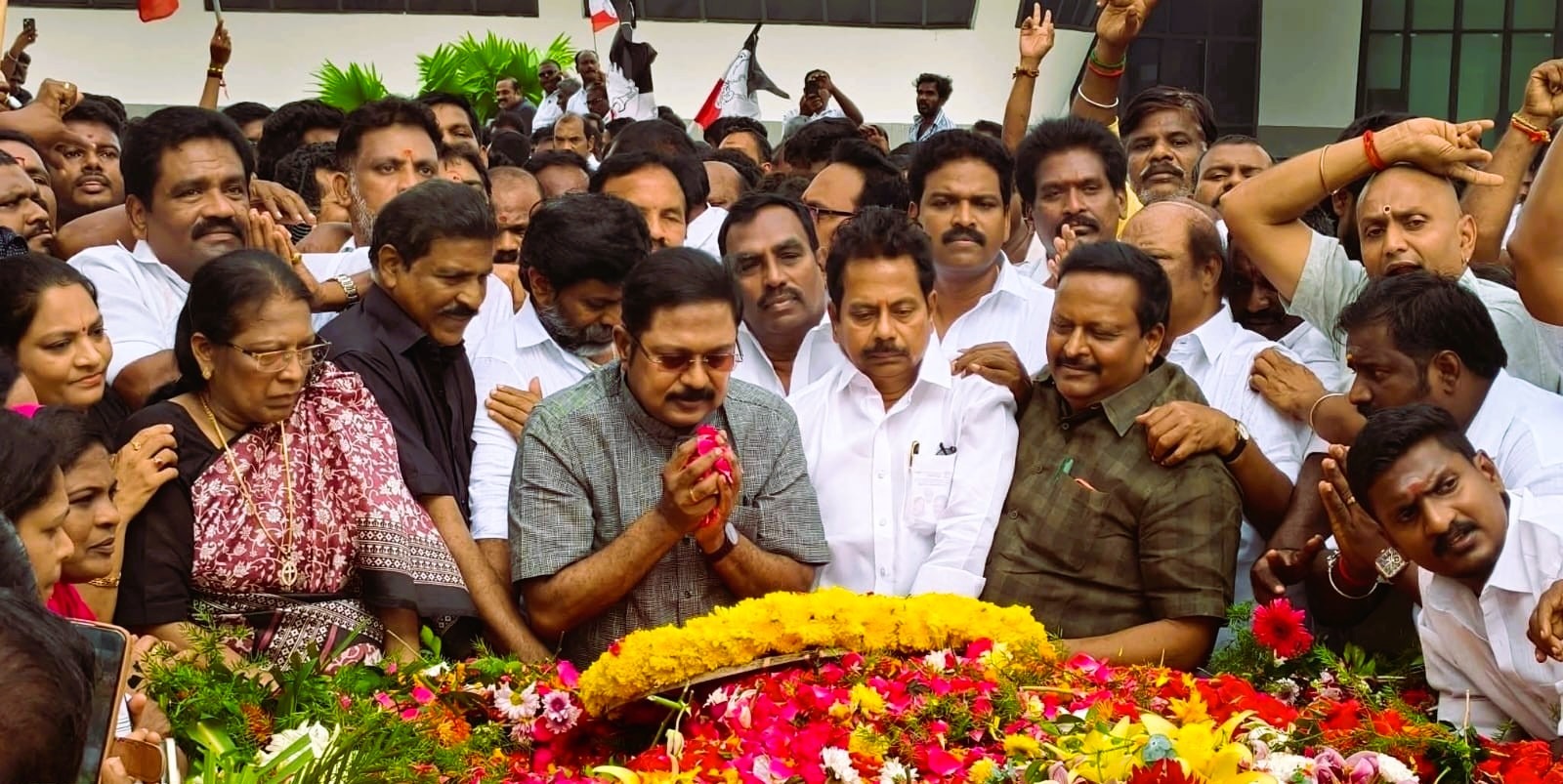 ஜெயலலிதா நினைவிடத்தில் அமமுக பொதுச் செயலாளர் தினகரன் மலரஞ்சலி