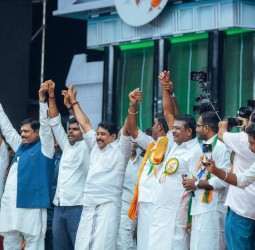 நயினார் நாகேந்திரனுடன் கைகோர்த்து நின்ற அண்ணாமலை