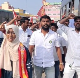 தமிழ்நாடு என்ற ஸ்டிக்கரை நாம் தமிழர் கட்சியினர் ஒட்டி போராட்டத்தில் ஈடுபட்டனர்