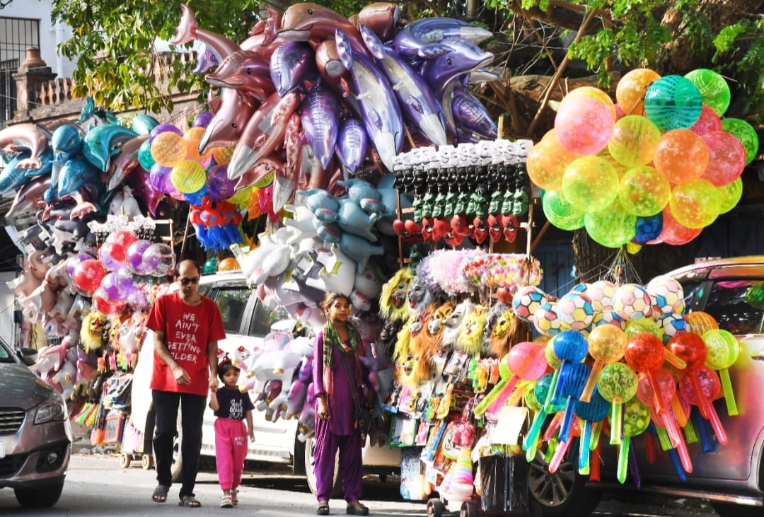 புதுச்சேரியில் புத்தாண்டு கொண்டாட்டத்துக்காக பலூன்கள்