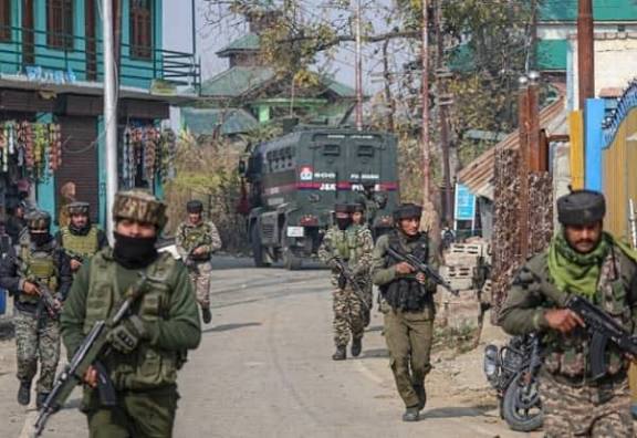 காஷ்மீரில் உணவுக்காக மக்கள் வீட்டிற்குள் புகுந்த பயங்கரவாதிகள்; தேடுதல் வேட்டை தீவிரம்