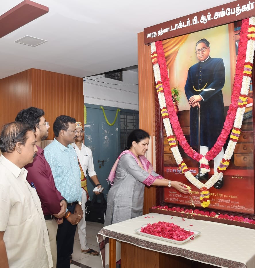 அம்பேத்கார் நினைவு தினத்தை முன்னிட்டு அன்னாரது திருவுருவப்படத்திற்கு கலெக்டர் கலைச்செல்வி மலர் தூவி மரியாதை