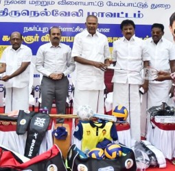 கலைஞர் விளையாட்டு உபகரணங்கள் வழங்கும் பணி