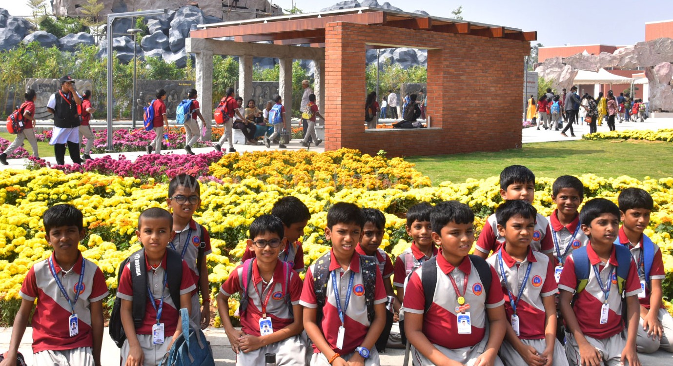 செம்மொழி பூங்காவை சுற்றிப் பார்க்க வந்த பள்ளிக்குழந்தைகள்