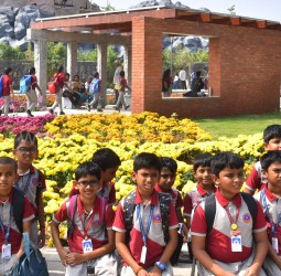 செம்மொழி பூங்காவை சுற்றிப் பார்க்க வந்த பள்ளிக்குழந்தைகள்