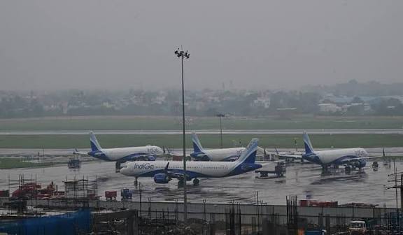 சென்னை விமான நிலையத்தில் 96 விமானங்கள் ரத்து