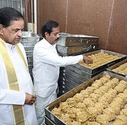 ஏழுமலையான் லட்டு விற்பனை மையத்தில் லட்டு தரம்,வசதிகள் குறித்து பக்தர்களிடம் கருத்து சேகரிப்பு!