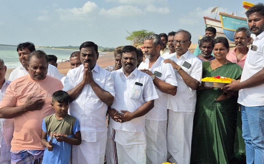 நெல்லை தோமையர்புர மீனவ கிராமத்தில் கடற்கரையில் பால் ஊற்றி அஞ்சலி