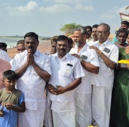 நெல்லை தோமையர்புர மீனவ கிராமத்தில் கடற்கரையில் பால் ஊற்றி அஞ்சலி