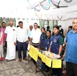 ஹோலி ஏஞ்சல் மெட்ரிக் மேல்நிலைப் பள்ளியில் பள்ளி தாளாளர் பழனியப்பன் தலைமையில் பாரம்பரிய உணவு திருவிழா