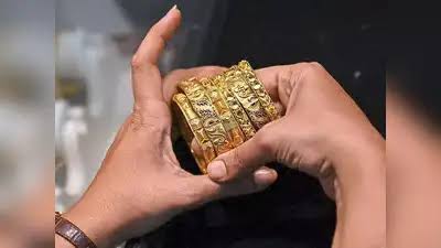 வாடிக்கையாளர்கள் பழைய தங்க நகைகளை எக்ஸ்சேஞ் செய்யும்போது கிராம் ஒன்றுக்கு ரூ.250 கூடுதல் மதிப்பைப் பெறலாம்.