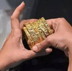 வாடிக்கையாளர்கள் பழைய தங்க நகைகளை எக்ஸ்சேஞ் செய்யும்போது கிராம் ஒன்றுக்கு ரூ.250 கூடுதல் மதிப்பைப் பெறலாம்.