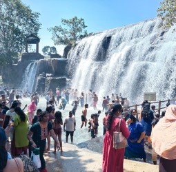 திற்பரப்பு அருவியில் நேற்று குளித்து மகிழ்ந்த சுற்றுலா பயணிகள்