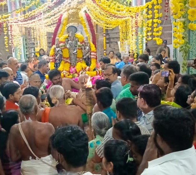 சிறப்பு அலங்காரத்தில் பக்தர்களுக்கு அருள்பாலித்த தலசயன பெருமாள்
