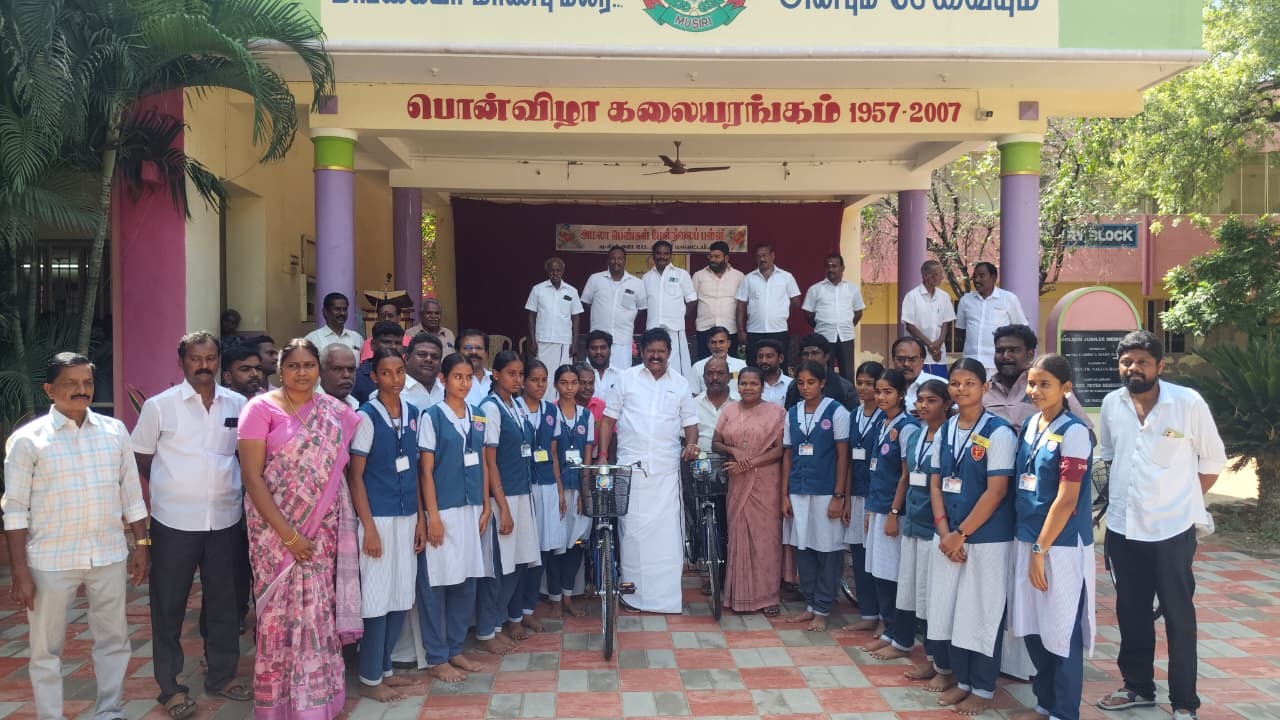 முசிறி அமலா மேல்நிலைப்பள்ளியில் விலையில்லா மிதிவண்டி