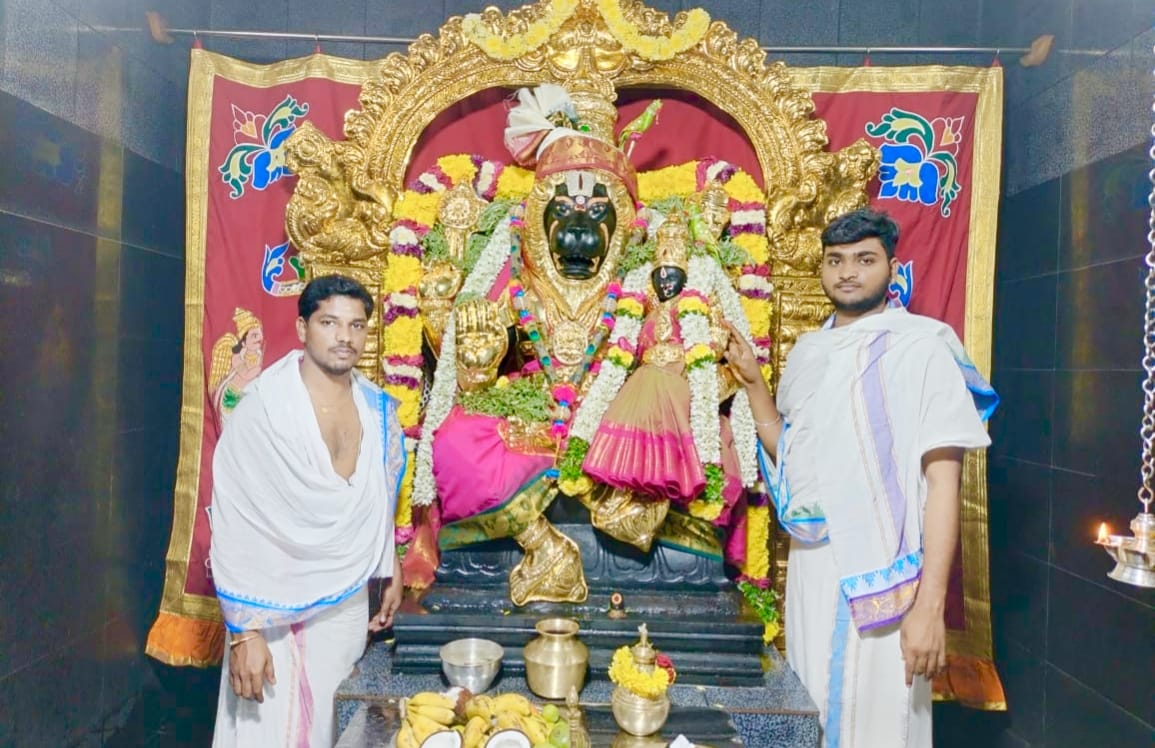 சித்தரவாடி நரசிங்க பெருமாளுக்கு தங்க கவசம் அணிவிப்பு.