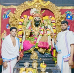 சித்தரவாடி நரசிங்க பெருமாளுக்கு தங்க கவசம் அணிவிப்பு.