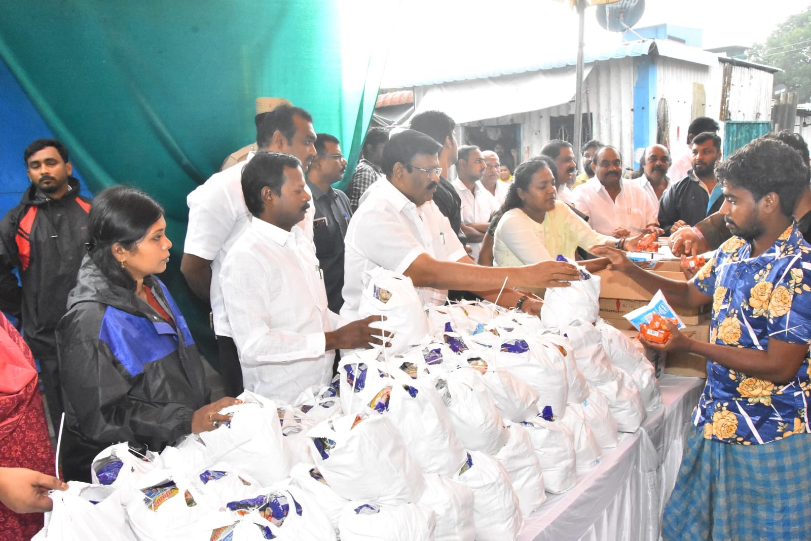 நரிக்குறவர் குடும்பங்களுக்கு தேவையான அத்தியாவசிய பொருட்கள்