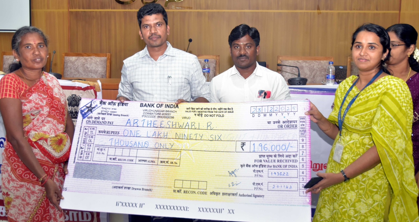 மாணவிகளுக்கு கலெக்டர் சுகபுத்ரா கல்விக் கடன்