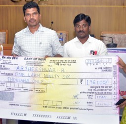 மாணவிகளுக்கு கலெக்டர் சுகபுத்ரா கல்விக் கடன்