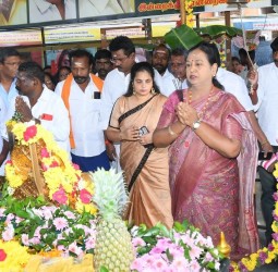 கேப்டன் ஆலயத்தில் பிரேமலதா சிறப்பு பூஜை செய்து அன்னதானம்