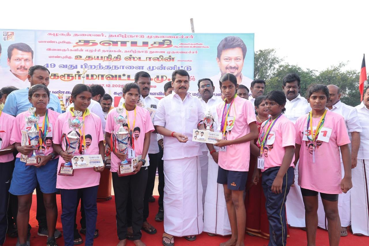 உதயநிதி பிறந்தநாள் விழாவில் கரூர் மாவட்ட திமுக நடத்திய மாவட்ட அளவில் இருபாலருக்குமான மாரத்தான் போட்டி