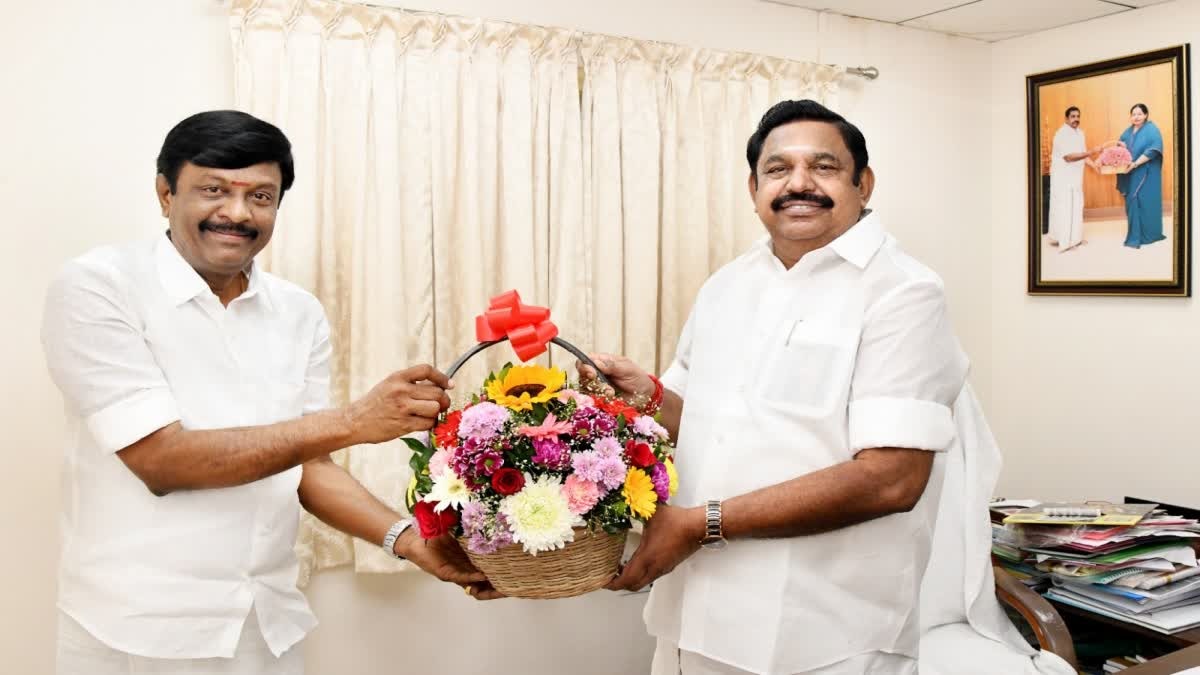 செல்வம், நேற்று அதிமுக பொதுச் செயலாளர் பழனிசாமி முன்னிலையில் அதிமுகவில் இணைந்தார்