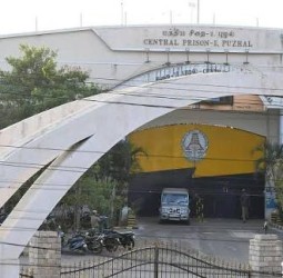 வேறு சிறைக்கு மாற்றுவதற்கு எதிர்ப்பு தெரிவித்து புழல் சிறையில் திருநங்கைகள் ரகளை