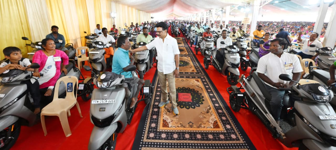 மாற்றுத்திறனாளிகளுக்கு இணைப்புச் சக்கரம் வழங்குதல்.......