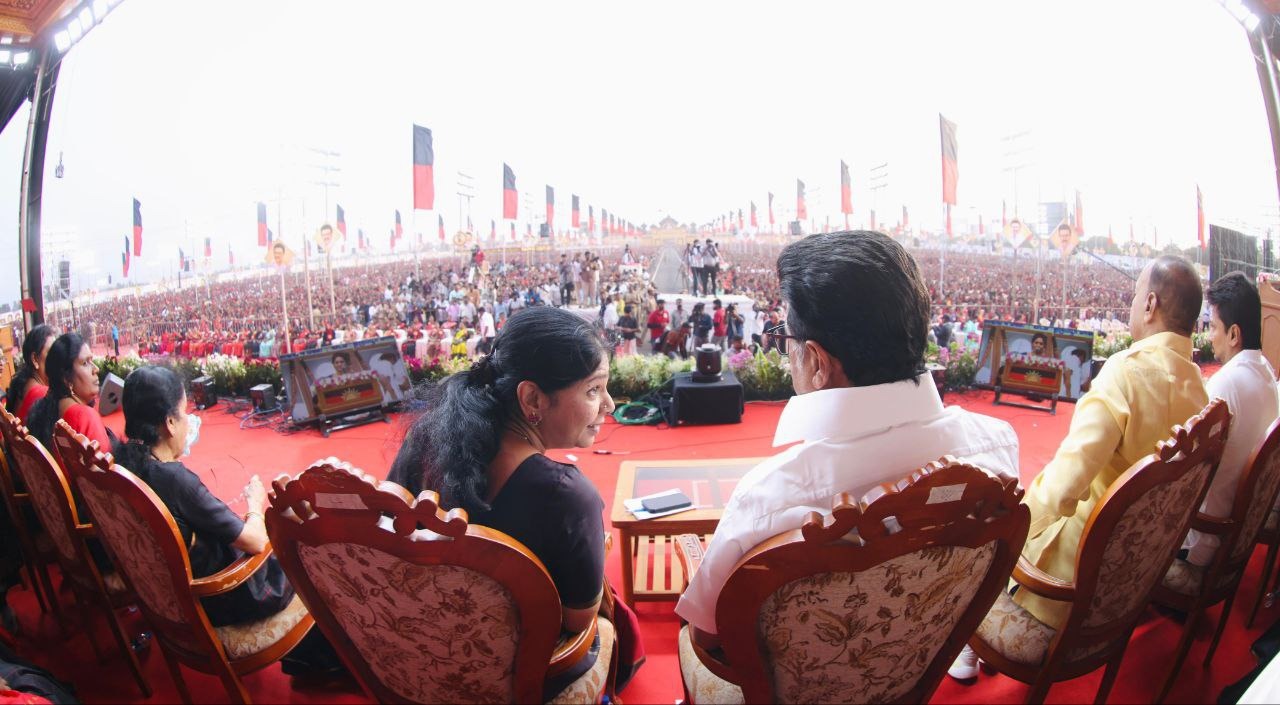 திமுக மகளிர் அணி மாநாட்டில் முதல்வர் ஸ்டாலினுடன் கனிமொழி