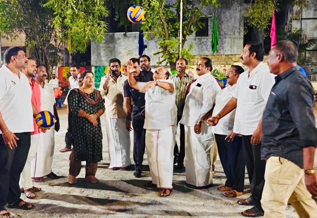 மாவட்ட அமைப்பாளர் ஜெயராம் மார்த்தாண்டம் தலைமையில் நடைபெற்ற கைப்பந்து போட்டி