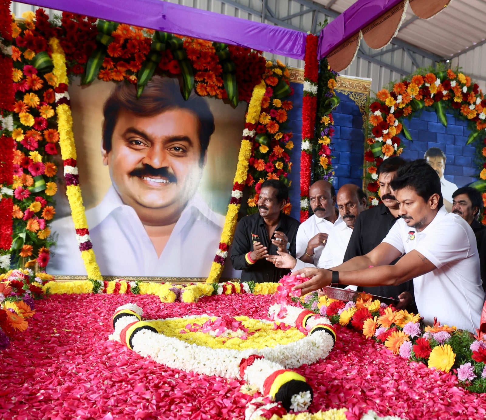 துணை முதல்வர் உதயநிதி மரியாதை